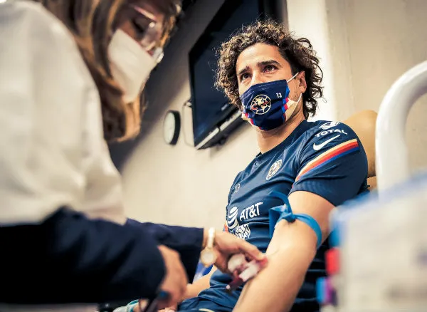 Guillermo Ochoa realizando exámenes médicos