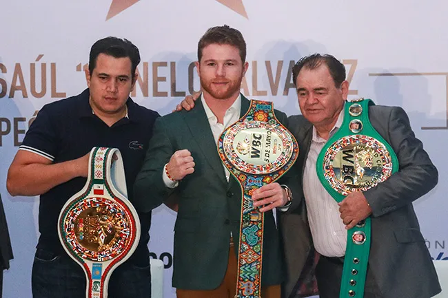 IMAGO7 Canelo posa junto a sus entrenadores