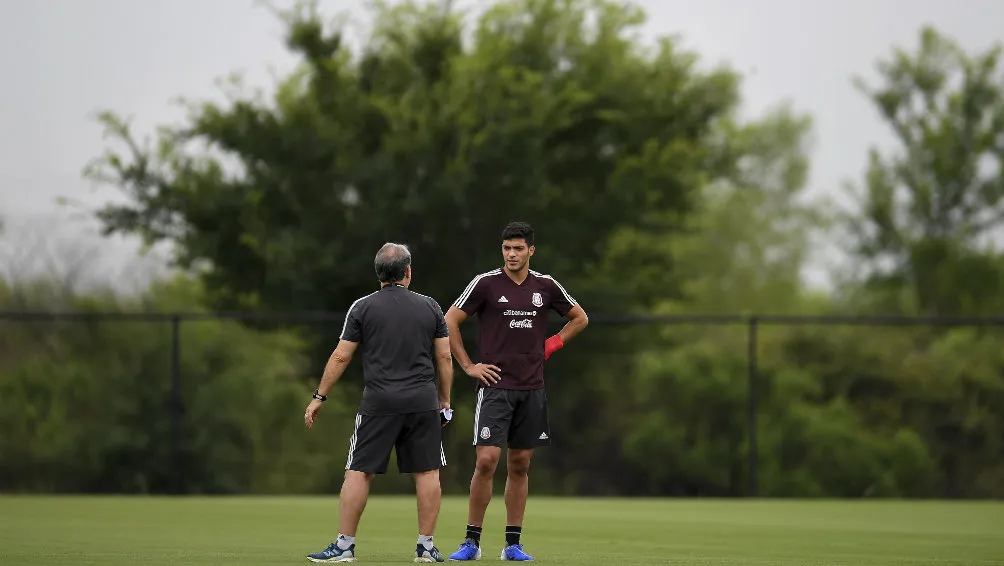 MEXSPORT Tata Martino y Raúl Jiménez en un entrenamiento con el Tri