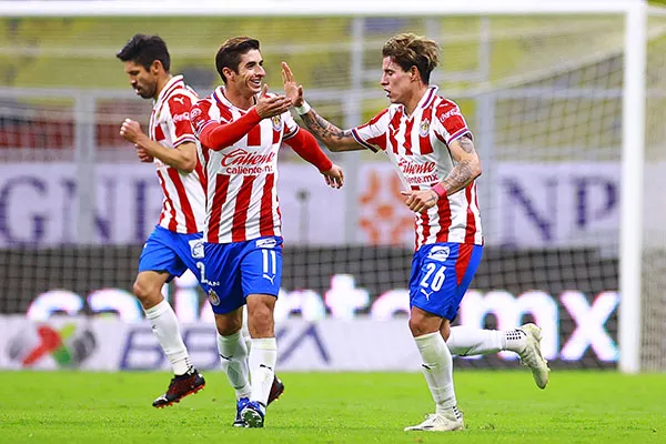 Jugadores de Chivas festejan un gol