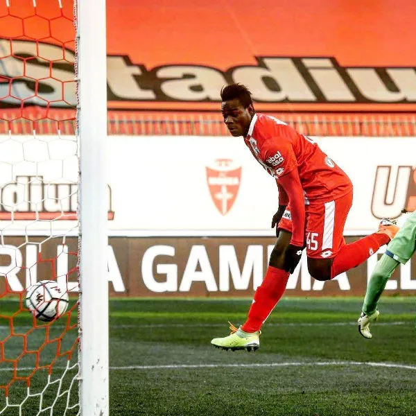 ESPECIAL Mario Balotelli anotando con el Monza