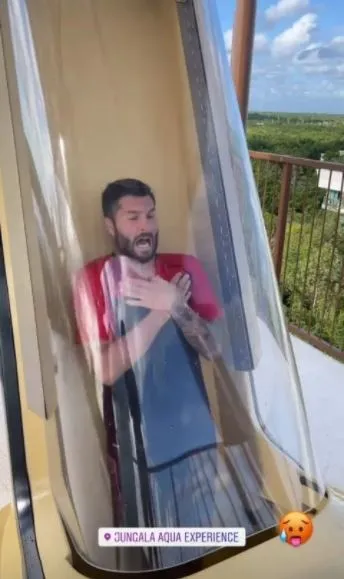 INSTAGRAM @10APG Gignac siendo lanzado en un tobogán