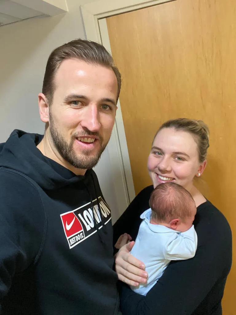 TWITTER @HKane Harry Kane con su pareja y primer hijo