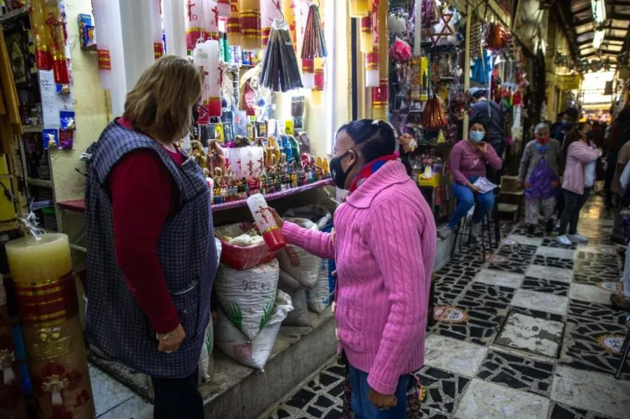 Personas que buscan amuletos para Año Nuevo
