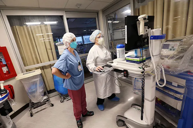 Médicos en EU observan una pantalla