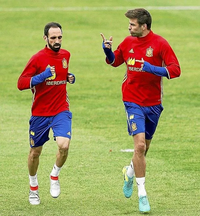 EFE Juanfran y Gerard Piqué con la selección de España