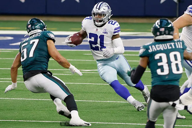 Elliott acarrea el ovoide en el duelo contra Eagles