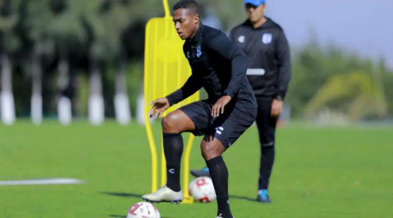 TWITTER:@CLUBQUERETARO Antonio Valencia en entrenamiento