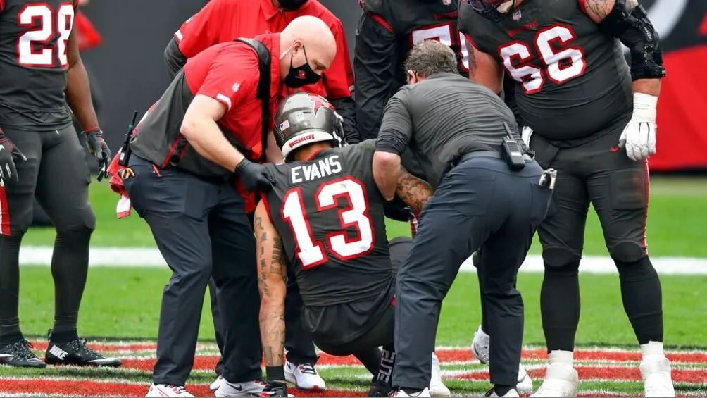 Mike Evans sufrió una lesión en la rodilla