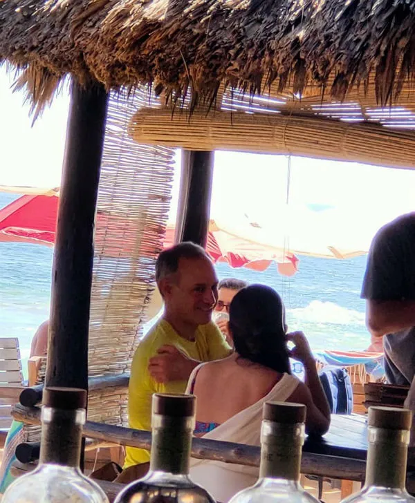 López Gatell en una playa de Zipolite