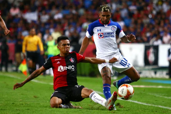 Walter Montoya en acción con Cruz Azul