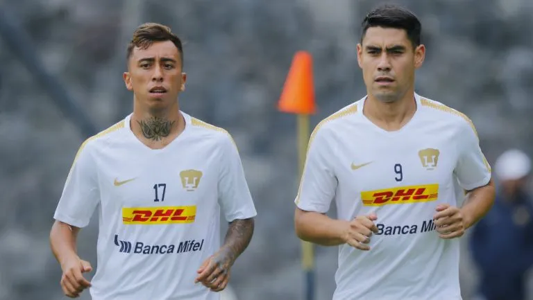 Martín Rodríguez y Felipe Mora durante un entrenamiento de Pumas en 2018