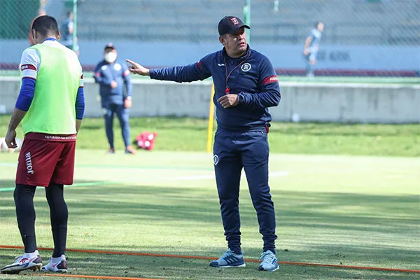 Juan Reynoso en la práctica de Cruz Azul