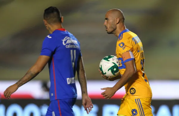 Guido Pizarro en acción con Tigres