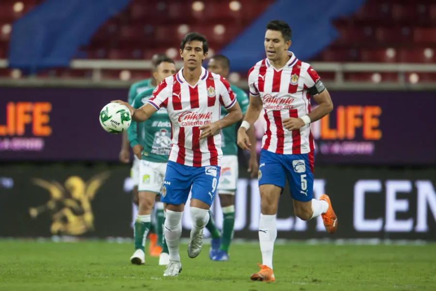 Macías celebra gol al León