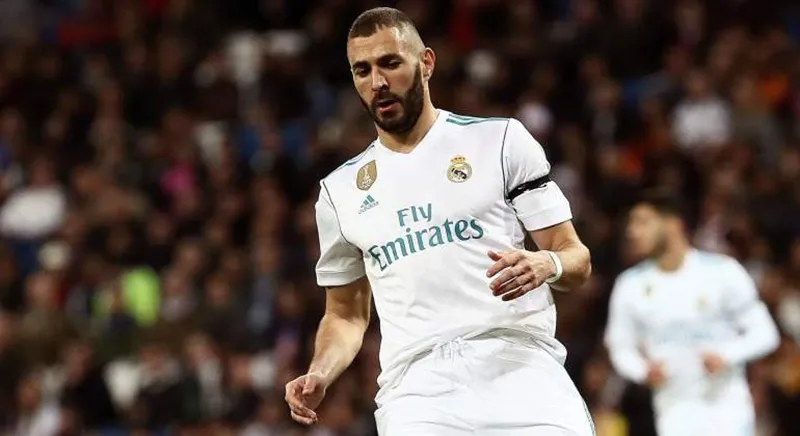 Karim Benzema durante un duelo con el Real Madrid