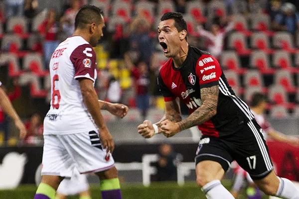 El atacante festeja un gol con Atlas