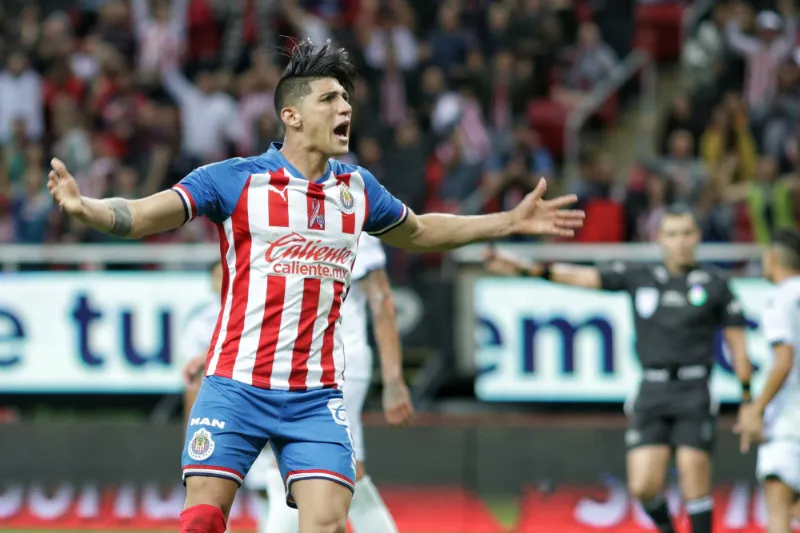 Alan Pulido jugando con Chivas