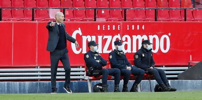 AP Zinedine Zidane dirigiendo un partido del Real Madrid