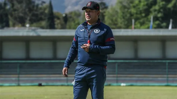 CRUZ AZUL Juan Reynoso en un entrenamiento con Cruz Azul