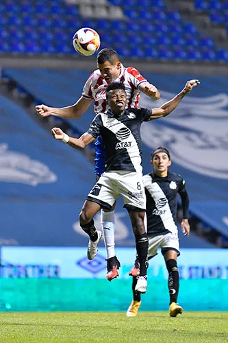El mediocampista en la lucha por el balón