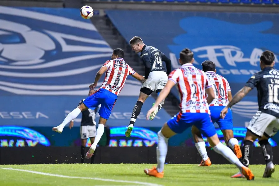 IMAGO7 Santiago Ormeño en el juego entre Puebla y Chivas