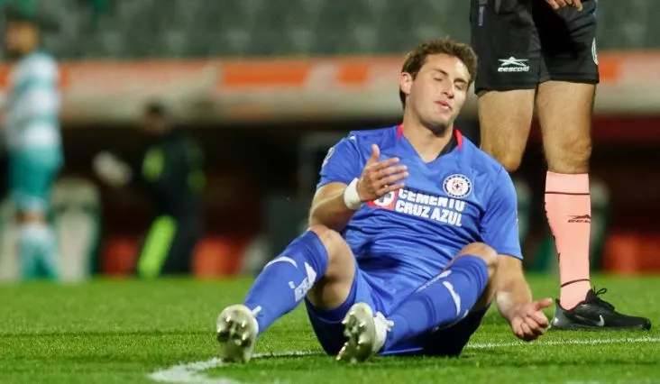 Santi Giménez se molesta por una acción