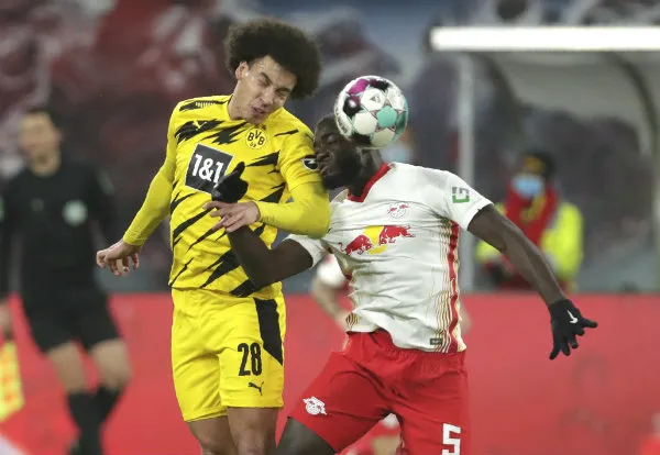 Axel Witsel en acción con Borussia Dortmund
