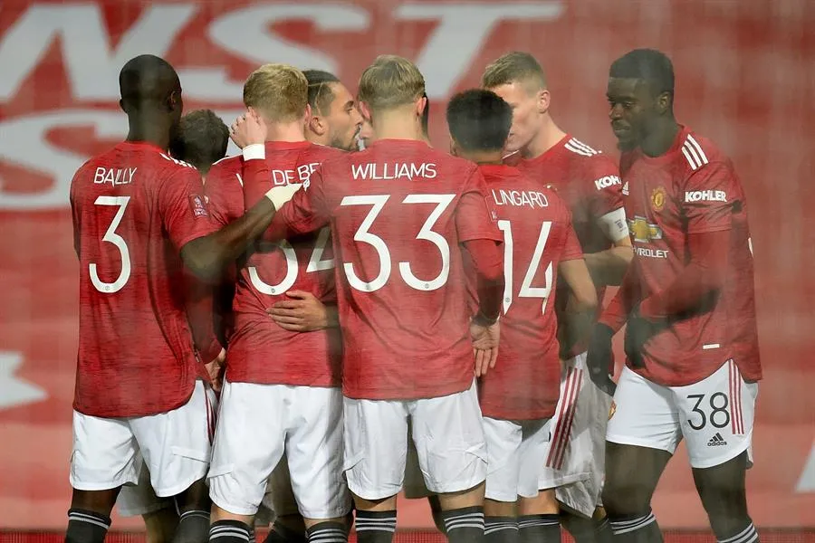 Jugadores del United celebran un gol