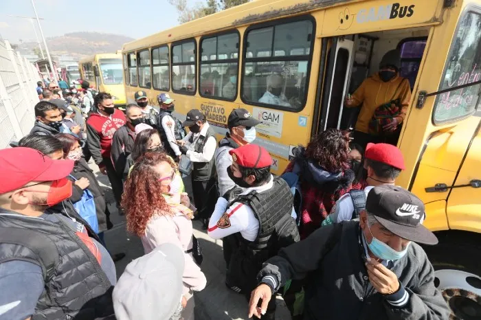 CÉSAR CIFUENTES Aglomeraciones afuera de los camiones