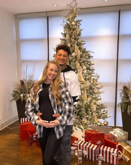 INSTAGRAM @brittanylynne Mahomes y su pareja Brittany Matthews en Navidad