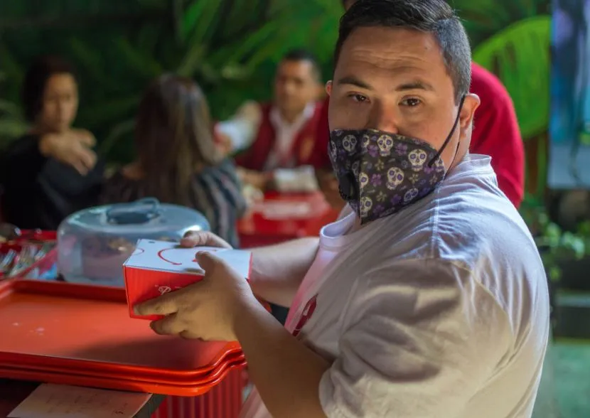 FOTO: CORTESÍA FERNANDO NAVARRO Trabajador con Síndrome de Down atiende su mesa