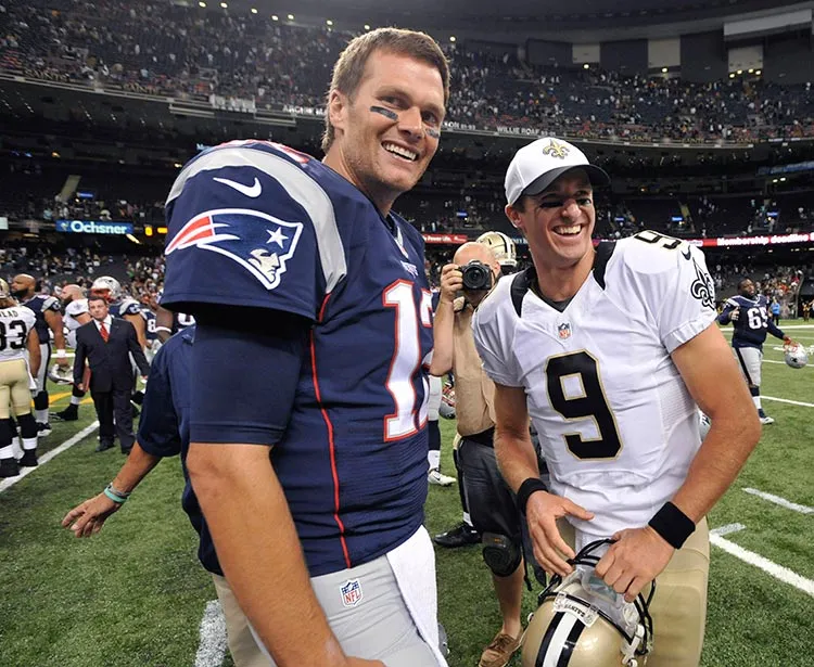 AP Brady y Brees posan antes de un juego en 2013