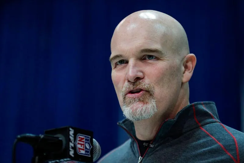 AP El excoach de Falcons en una conferencia de prensa