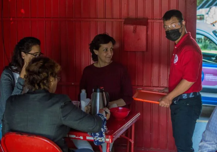 FOTO: CORTESÍA FERNANDO NAVARRO Comensales son atendidos por el personal del restaurante