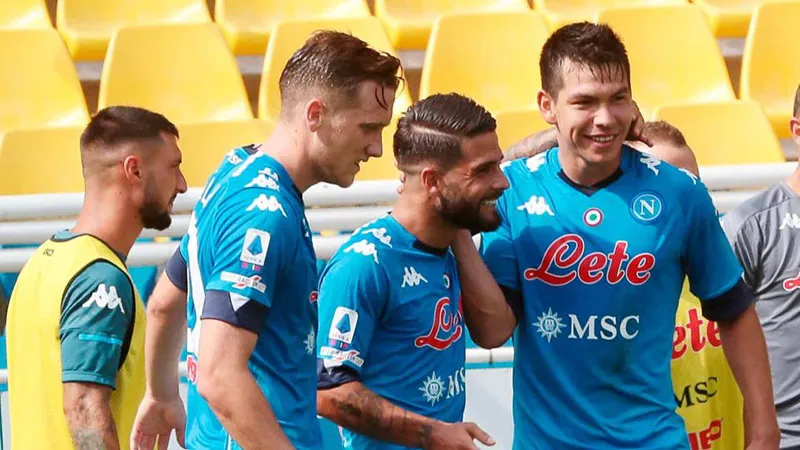 Lorenzo Insigne y el mexicano Hirving Lozano en un duelo