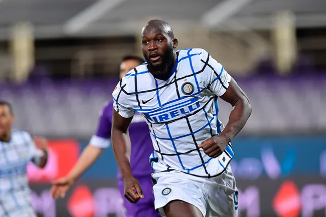 AP Lukaku corre tras marcar ante Fiorentina