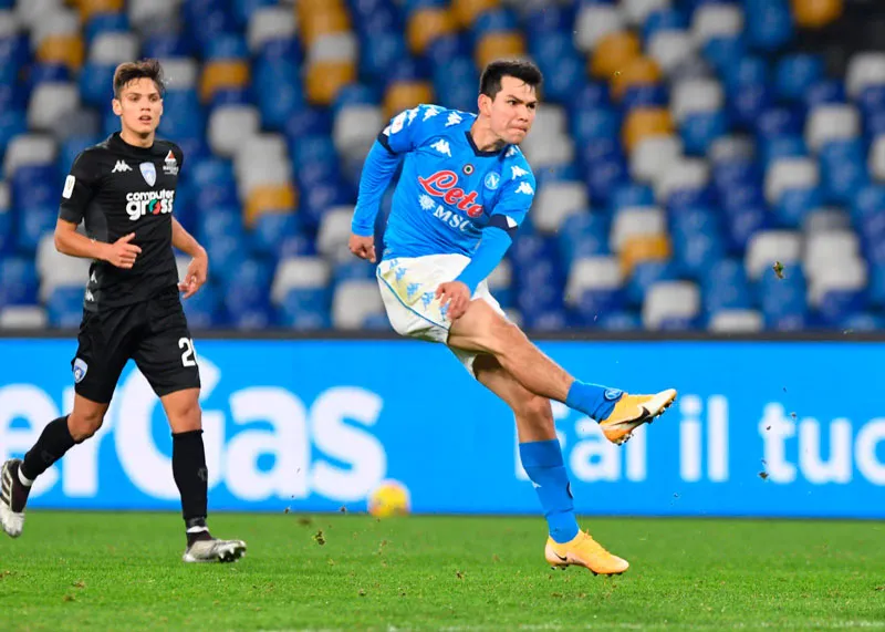 El mexicano realiza el disparo para el gol napolitano