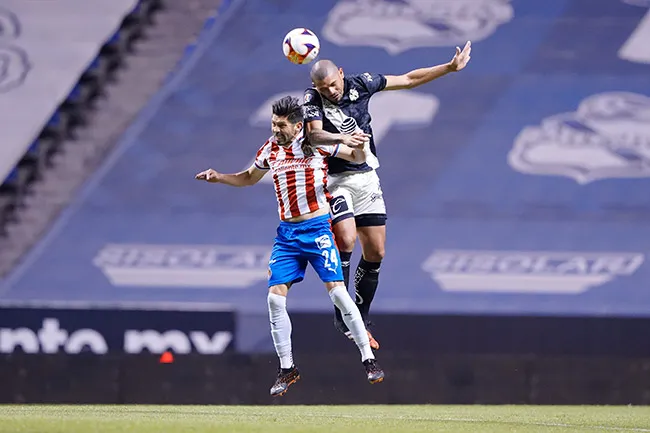 Peralta lucha por el balón en el juego contra Puebla