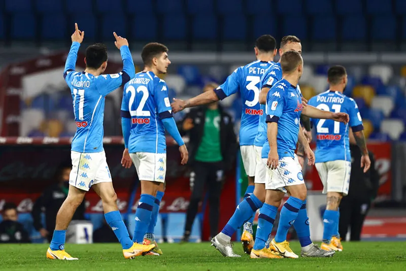 El mexicano celebra un gol con el club napolitano