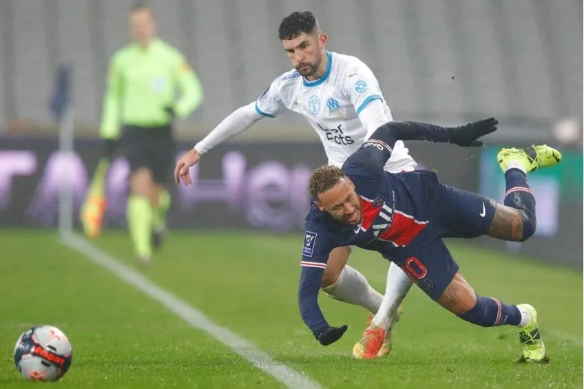 AP González y Neymar durante el partido