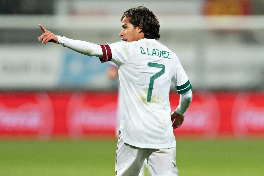 IMAGO7 Diego Lainez en un partido con México