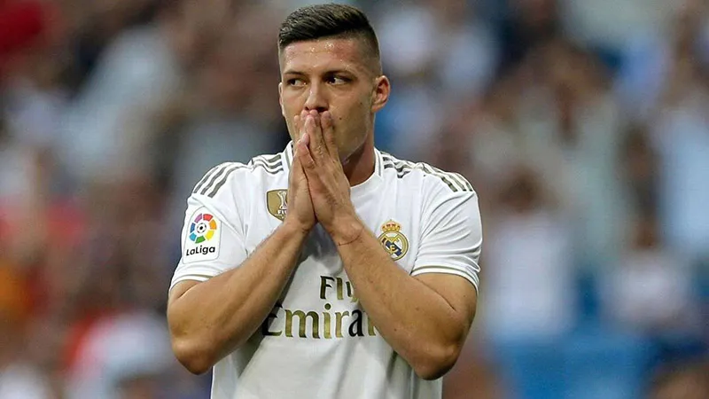 Luka Jovic durante un duelo con el Real Madrid