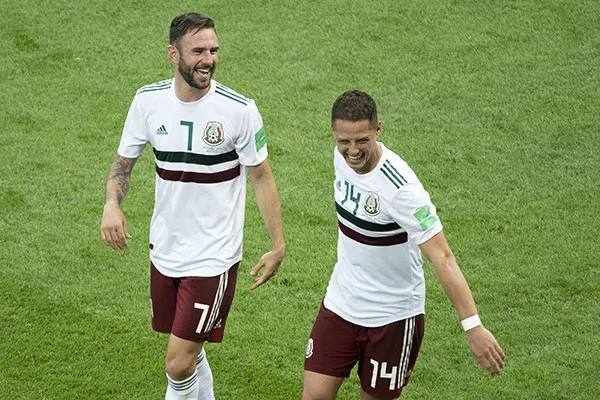 Layún festeja junto al Chicharito Hernández