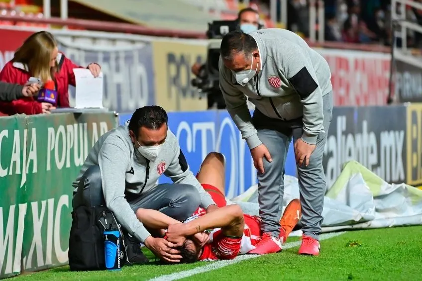 Bilbao tuvo que abandonar el campo en camilla