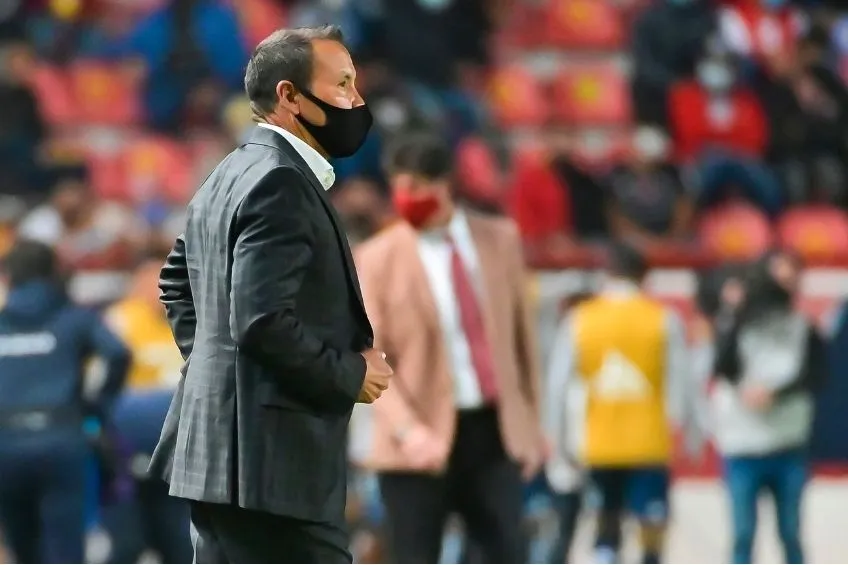 El Profe Cruz en el partido ante San Luis