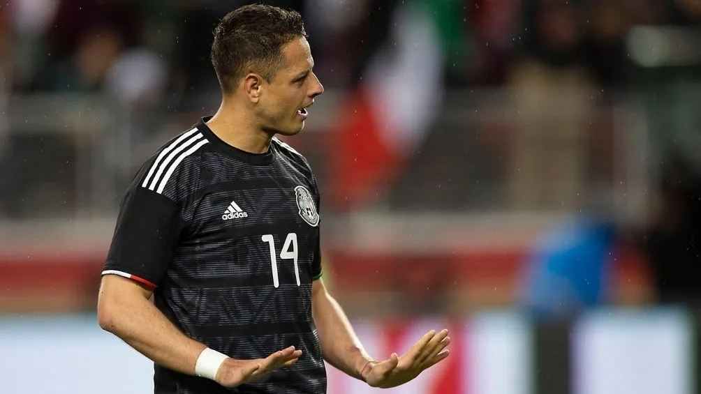 Chicharito en un partido con Selección