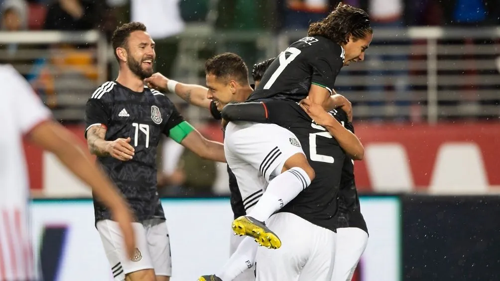 Layún y Chicharito en un partido con la Selección