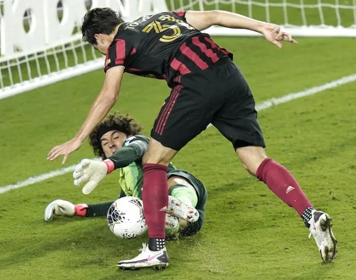 AP Ochoa y el Cubo Torres luchan por la esférica