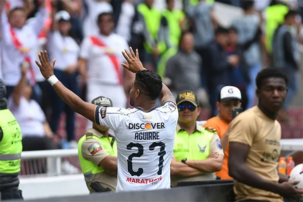 El delantero festejando con los aficionados